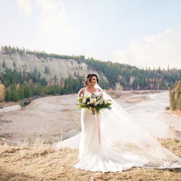 Bride in front of the hoodoos